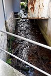 Die letzten Meter des Himmelsbachs in Zell im Wiesental vor der Mündung von der letzten Eindolung aus fotografiert.