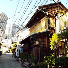 佃の一戸建て民家（右）と高層マンション（左）