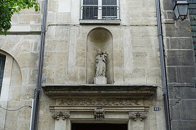 L'entrée nord rue des Francs-Bourgeois au chevet de l'église avec une Vierge à l'Enfant.