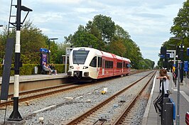 Een Arriva Spurt passeert het Station Zuidhorn op weg naar Leeuwarden (2018).