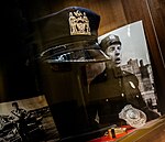 Casquette et insigne de la police de New York portés par Ludovic Cruchot, et son sifflet. Exposé au musée Louis de Funès du château de Clermont.