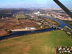 Letecký pohled: vpravo dole Lahovice, za Berounkou Lahovičky