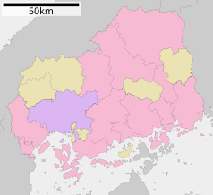 Mapa konturowa prefektury Hiroszima, po lewej nieco na dole znajduje się punkt z opisem „Hiroszima”