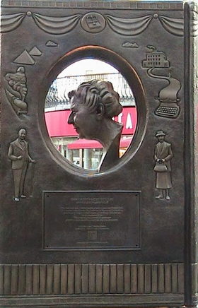 Agatha Christie Memorial à Londres, avec une représentation de Miss Marple à droite.