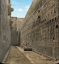 Vue à l'intérieur du temple d'Edfou.