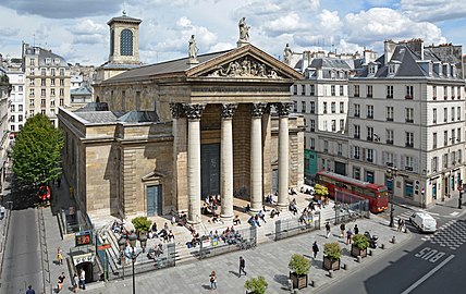 Exteriören vid Rue de Châteaudun.