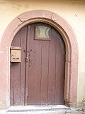 Porte d'une ancienne maison sur le site du refuge fortifié.