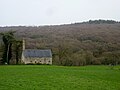 La chapelle Notre-Dame-des-Fleurs (ou Notre-Dame-de-Bleun) devant la forêt de Duault.