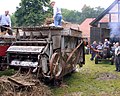 Dreschmaschine mit Transmissionsantrieb durch Lanz Bulldog