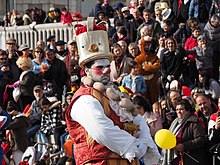 Image en couleurs d'un personnage déguisé portant une couronne.