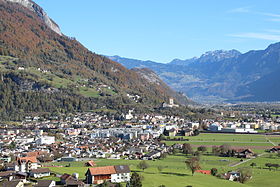 Sargans von Westen; im Mittelgrund die Siedlung Triesenberg am Hang