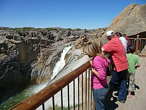 Die waterval vanaf die besigtigingsplatform.