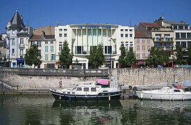 Bâtiments et bateaux le long du quai.