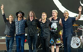 Foo Fighters op het Glastonbury Festival in 2023. Van links naar rechts: Chris Shiflett, Rami Jaffee, Dave Grohl, Nate Mendel, Josh Freese en Pat Smear.