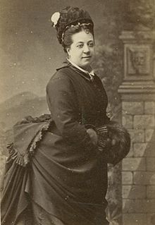 Thérèse Johanne Alexandra Tietjens standing.jpg