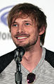 Bradley James interpreta Lowell Tracey