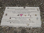 Memorial do triângulo rosa (Rosa Winkel em alemão) pelos gays mortos em Buchenwald, na Alemanha