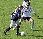 Nicole Söder im Zweikampf mit Nathalie Bock beim Spiel FFC Brauweiler Pulheim vs. SC Freiburg am 15. Oktober 2006 (Endstand 0:2)