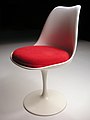 Nel 1956, Knoll presentò la sedia a tulipano di Eero Saarinen.