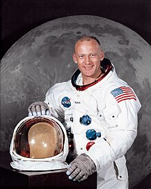 Aldrin berpose sambil mengenakan baju astronot