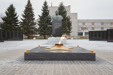 Monumento a Fiódor Tolbujin en Tutáyev al norte de Moscú, en el óblast de Yaroslavl.