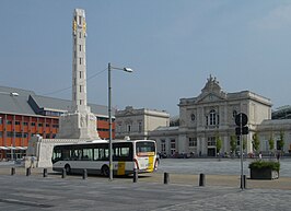 Het Martelarenplein met het station en het Vredesmonument