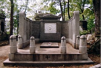 Michel-Victor Cruchet, portrait en médaillon ornant la tombe du maréchal Ney à Paris au cimetière du Père-Lachaise, édifiée en 1903.