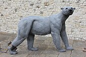 Modern sculpture of Henry III's white bear