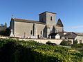 L'église entourée du cimetière.