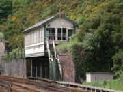 Rumah sinyal yang dulunya milik LNWR, masih digunakan di Bangor, Gwynedd, Wales