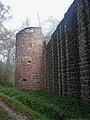 Zwingermauer und einer der Geschütztürme zum Halsgraben