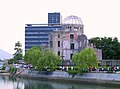 Ciutadans d'Hiroshima transiten pel memorial de la pau, de camí cap a la cerimònia de record, el 6 d'agost del 2004