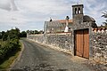 Une rue longeant le cimetière.