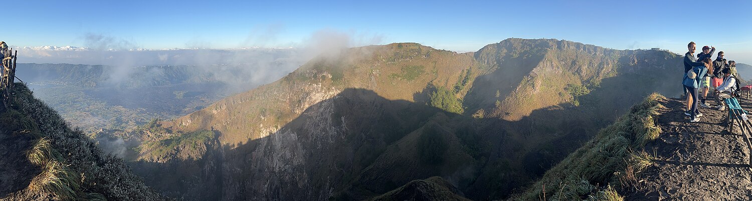 Auf dem Kraterrand des Mount Batur