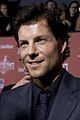 Jamie Bamber interpreta Scott Decker