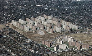 مسکن عمومی Pruitt-Igoe در ایالت میسوری آمریکا. در دهه ۱۹۵۰ این پروژه احیای شهری شروع ولی با شکست مواجه شد و در دهه ۱۹۷۰ ویران گردید.