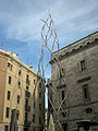 Escultura amb l'Ajuntament de Barcelona a la dreta