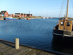 Hou Havn i 2006, molen ses i baggrunden.