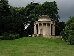 Templo da virtude antiga, mun xardín inglés deseñado por William Kent (1735)