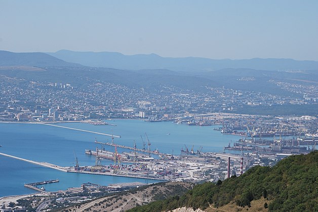 Vue générale de la ville et du port.