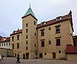 Ein wuchtig wirkendes traufständiges Gebäude mit Erdgeschoss und zwei Obergeschossen sowie einem vorn angesetzten Turm. Größere Fenster gibt es nur in den Obergeschossen. Der Putz der Fassade erweckt den Eindruck, als sei das Gebäude mit großen, ebenmäßigen Steinen erbaut