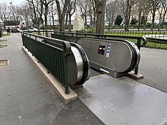 Sortie no 2, « Rue de Grenelle », équipée d'un escalier mécanique pour la montée.