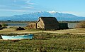 Historisches Fischerdorf mit dem Étang de Canet-Saint-Nazaire und dem Canigou im Hintergrund