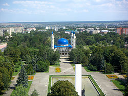 Tanawin ang Druzhby Square at ang Maykop Mosque