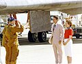 Astronauterne hilser på præsident Ronald Reagan og Nancy Reagan efter landing.