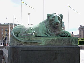 Östra (vänster) och västra (höger) lejonet.