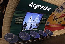 Une des plaques décoratives de la station après la rénovation de 2008.