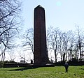 Obelisk mit Kind