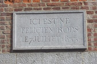 Plaque commémorative apposée en 1925 sur la façade de la maison natale de Rops à Namur.