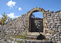 Porta principal de les ruïnes del Castell de Mataplana